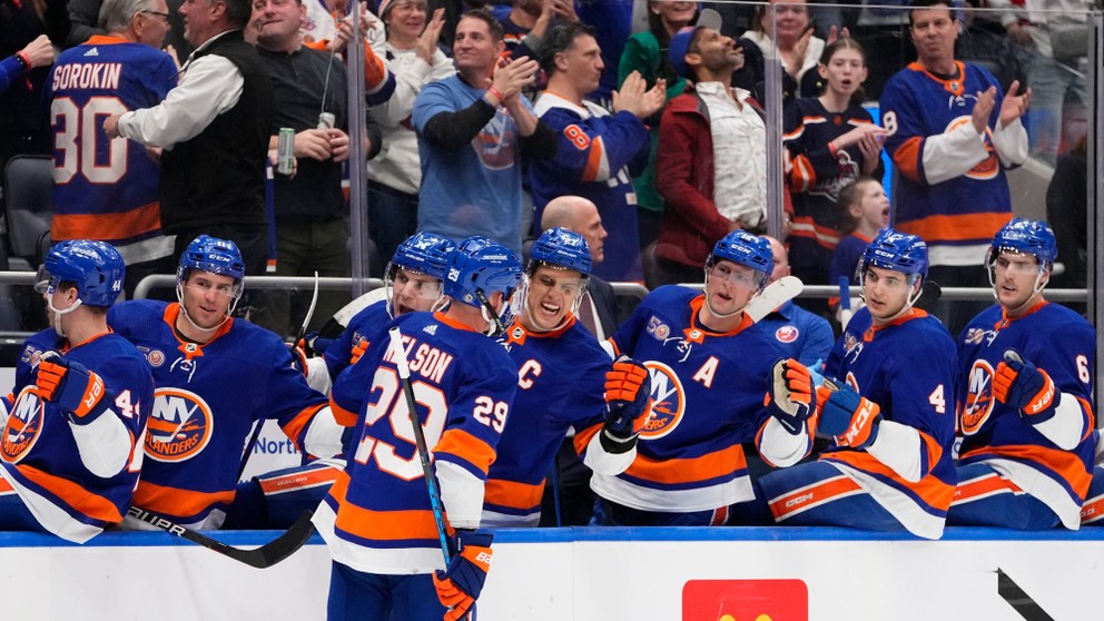 Hráči New Yorku Islanders oslavujú gól Brocka Nelsona.