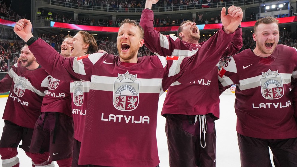 Ralfs Freibergs (v strede) po zápase Lotyšsko - Švédsko na MS v hokeji 2023. 