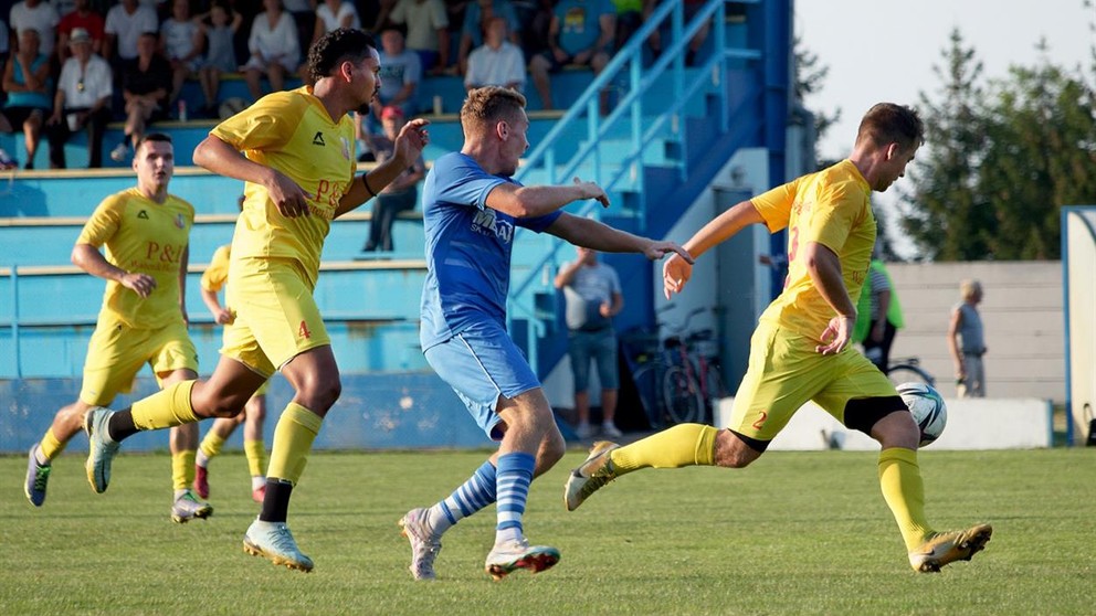 Želiezovčania v stretnutí v Kmeťove, sprava v žltom Michal Greksa (3), s číslom 4 Brazílčan Alcantara, vľavo Adam Konvický.

