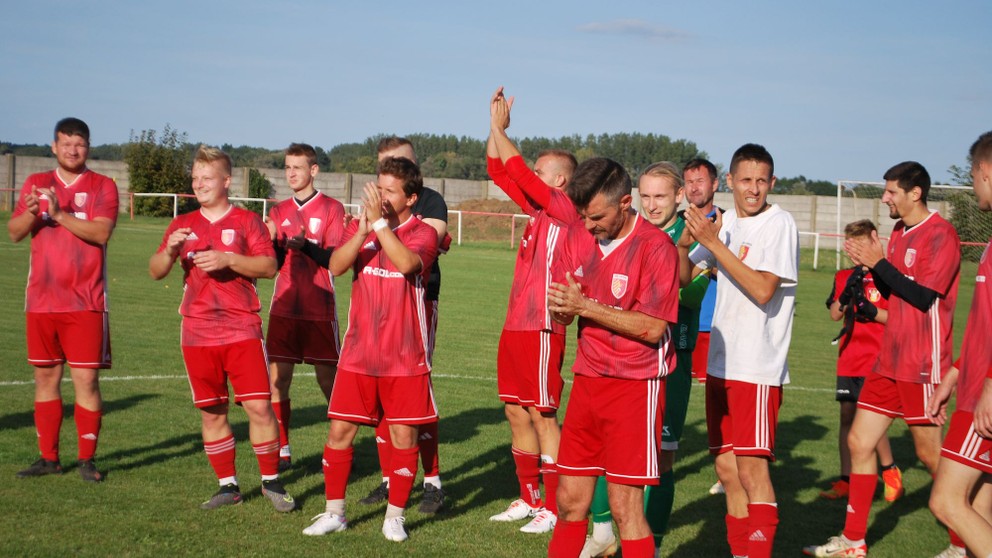 Pozápasová ďakovačka futbalistov Lipovej po treťom víťazstve v rade.
