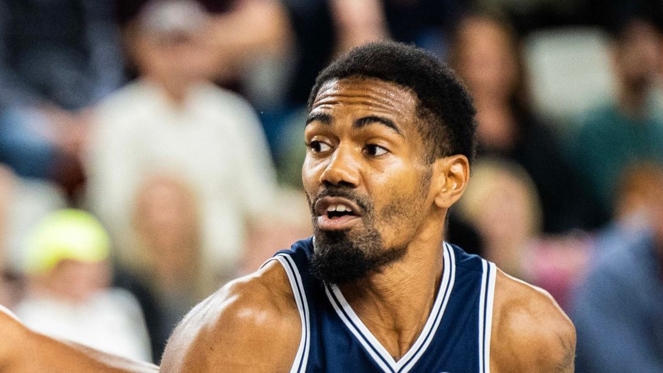 Jacob Evans (Slovan) počas úvodného zápasu sezóny BC Slovan Bratislava - MBK Lúčenec.