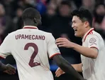 Kim Min-jae (vpravo) a Dayot Upamecano sa tešia po strelenom góle v zápase Bayern Mníchov - Paríž St. Germain v 5. kole ligovej fázy Ligy majstrov.