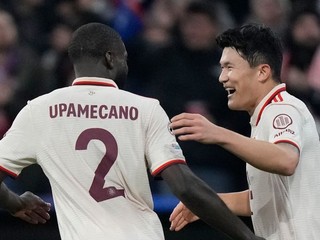 Kim Min-jae (vpravo) a Dayot Upamecano sa tešia po strelenom góle v zápase Bayern Mníchov - Paríž St. Germain v 5. kole ligovej fázy Ligy majstrov.