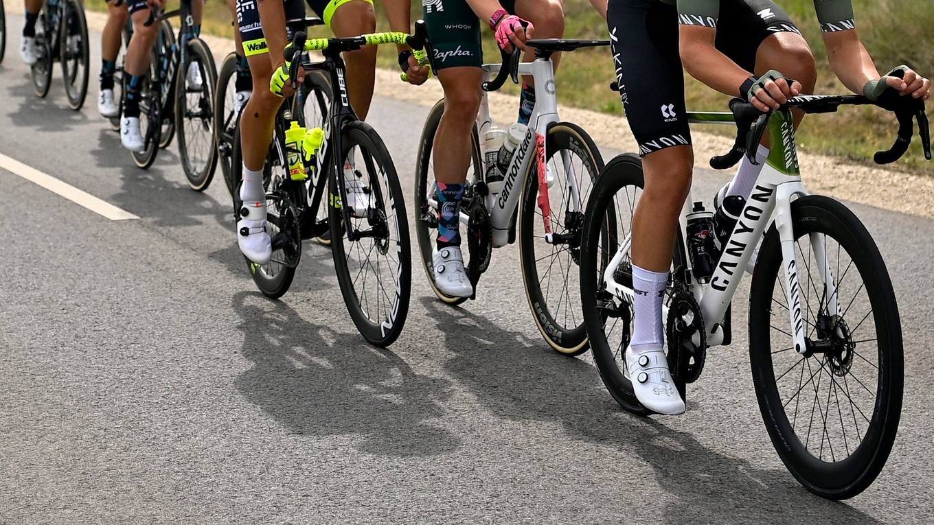 Momentka z úvodnej etapy pretekov Giro d'Italia 2022. 