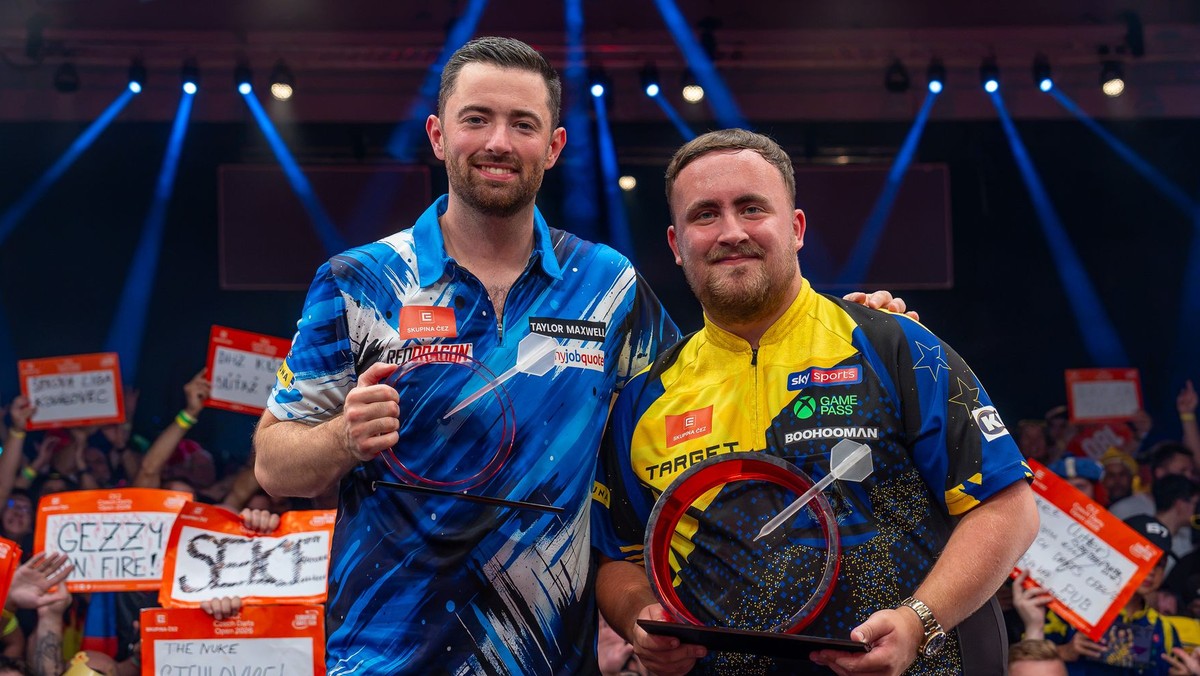 Luke Littler (vpravo) zdolal Lukea Humphriesa vo finále Czech Darts Open 2026.