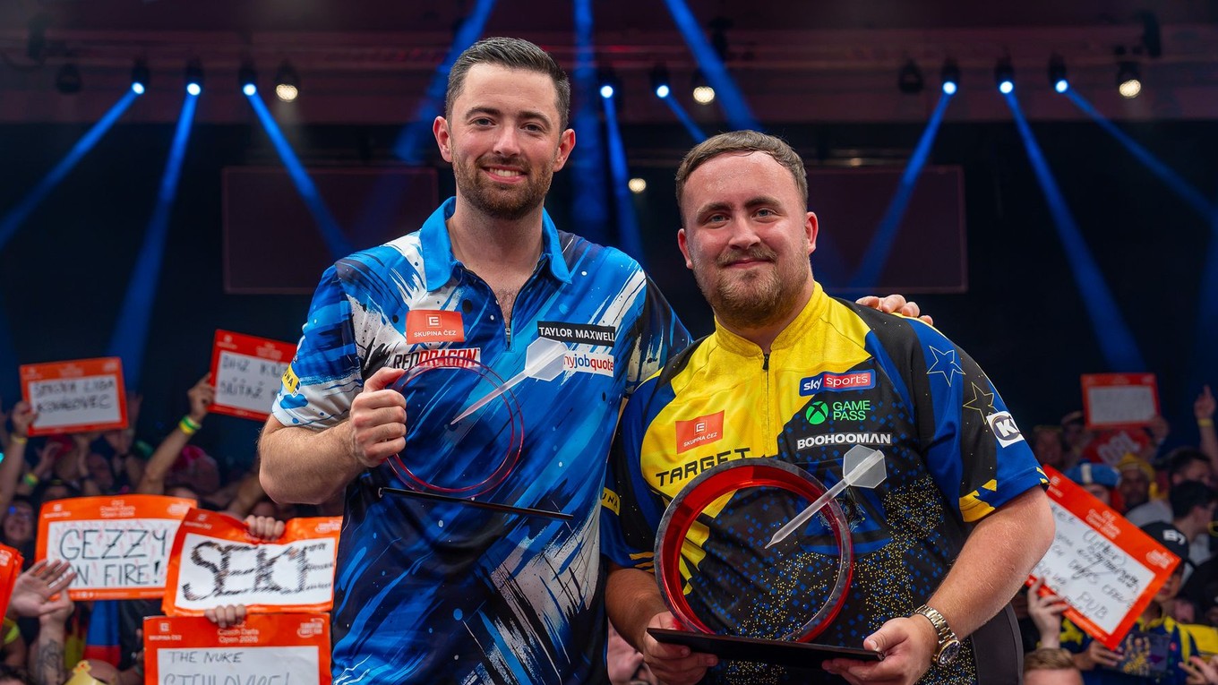 Luke Littler (vpravo) zdolal Lukea Humphriesa vo finále Czech Darts Open 2026.