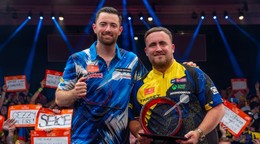 Luke Littler (vpravo) zdolal Lukea Humphriesa vo finále Czech Darts Open 2026.