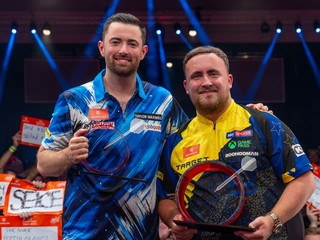 Luke Littler (vpravo) zdolal Lukea Humphriesa vo finále Czech Darts Open 2026.