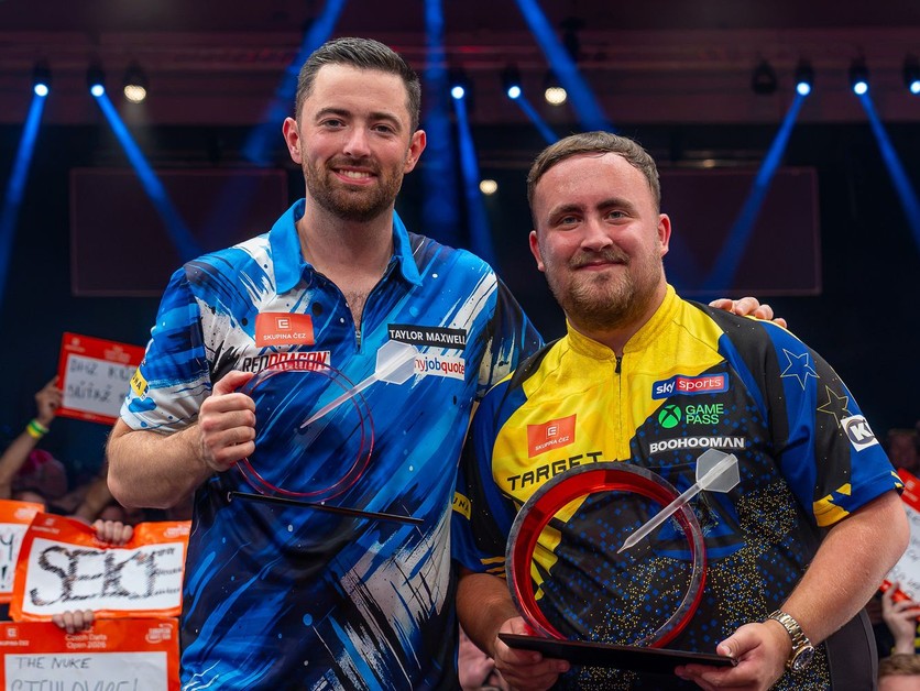 Luke Littler (vpravo) zdolal Lukea Humphriesa vo finále Czech Darts Open 2026.