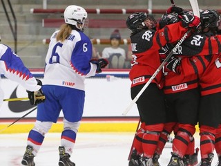Momentka zo zápasu Slovensko - Kanada vo štvrťfinále MS hráčok do 18 rokov 2022.