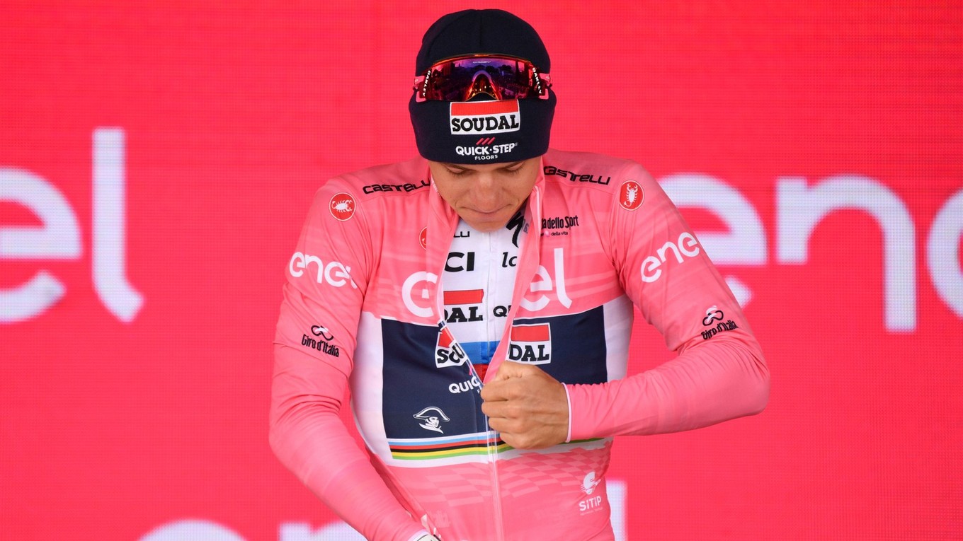 Remco Evenepoel v ružovom drese pre lídra pretekov Giro d'Italia 2023. 