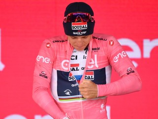 Remco Evenepoel v ružovom drese pre lídra pretekov Giro d'Italia 2023. 