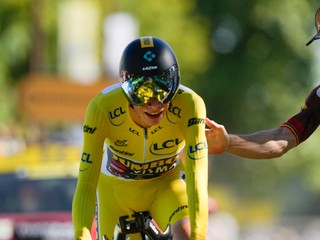 Víťaz Tour de France 2022 Jonas Vingegaard a víťaz 20. etapy Wout van Aert.