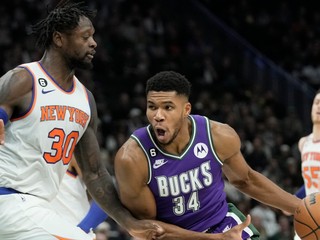 Giannis Antetokounmpo aJulius Randle.