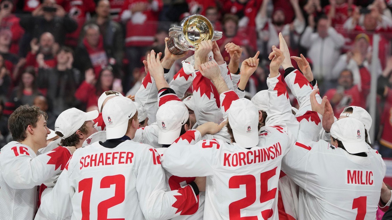 Kanaďania oslavujú zisk titulu na MS v hokeji do 20 rokov 2023.