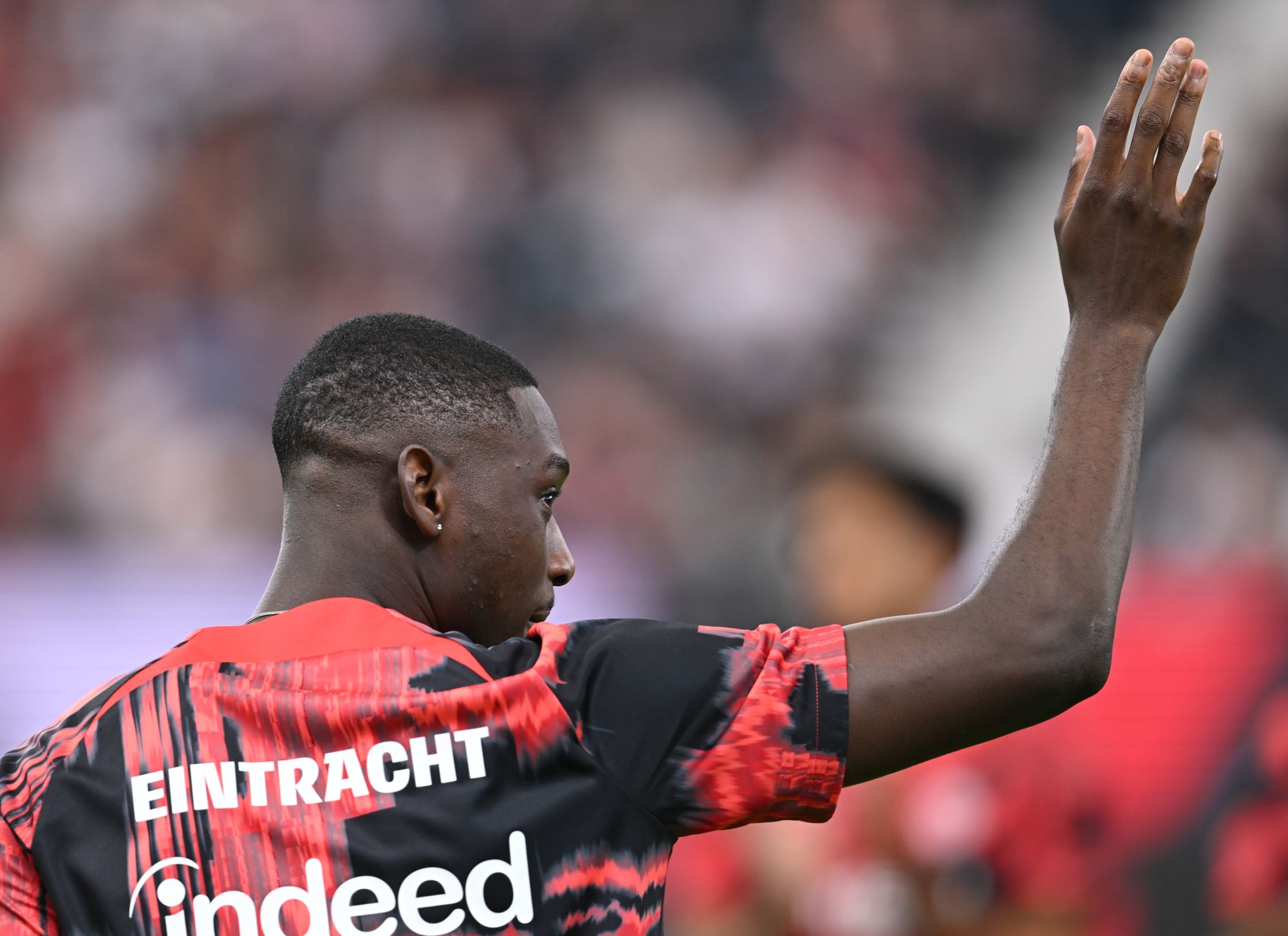 Eintracht Frankfurt faz jogo duro e dificulta a saída de Kolo Muani para o  PSG